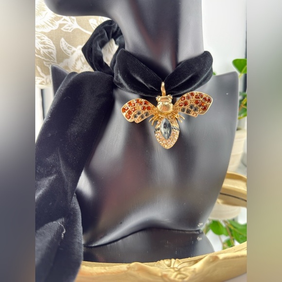 Black Velvet Ribbon Necklace with Jeweled Bee Pendant - Picture 12 of 17